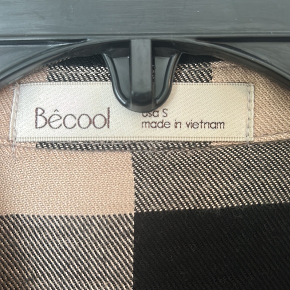 Like new buffalo plaid button down shirt - Picture 2 of 3